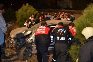 Otomobille minib&uuml;s &ccedil;arpıştı: 3 yaralı