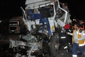 2 TIR birbirine girdi: 1 &ouml;l&uuml;, 2 yaralı