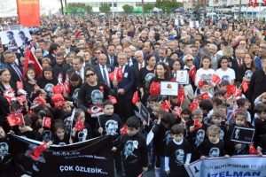 İzmir'de binler 'Ata'ya Saygı Y&uuml;r&uuml;y&uuml;ş&uuml;'nde