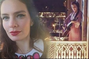 Nil Karaibrahimgil balkonda konser verdi