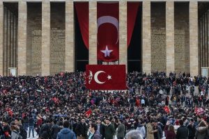 Anıtkabir vatandaşların akınına uğradı