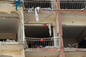 Saldırıda harap olan binaya T&uuml;rk bayrakları astı
