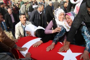Şehit korucular g&ouml;zyaşlarıyla toprağa verildi