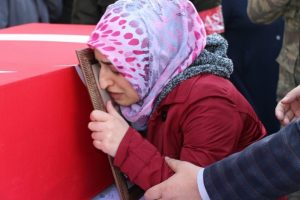 Şehit s&ouml;zleşmeli er, g&ouml;zyaşlarıyla uğurlandı