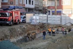 Harita m&uuml;hendisi 25 metrelik inşaat &ccedil;ukuruna d&uuml;şerek &ouml;ld&uuml;