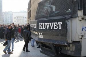 Van'da g&ouml;steri ve y&uuml;r&uuml;y&uuml;şler 10 g&uuml;n boyunca yasaklandı