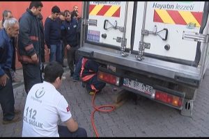 Tonlarca ağırlığın altında kurtarılmayı bekledi