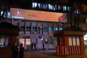 İzmir'deki iki hastanede yemekten zehirlendiği iddia edilen 80 kişi tedavi altında