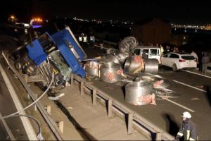 Devrilen TIR'daki &ccedil;elik halatlar, ara&ccedil;ların &uuml;zerine d&uuml;şt&uuml;: 4 yaralı