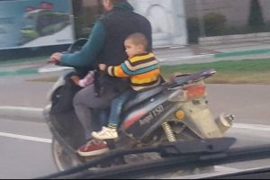 Bursa'da motosiklet &uuml;zerinde tehlikeli yolculuk