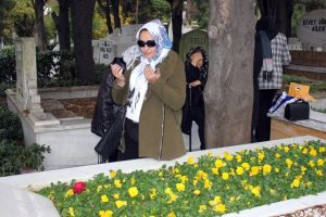 Sevenleri Kemal Sunal'ın mezarını ziyaret etti
