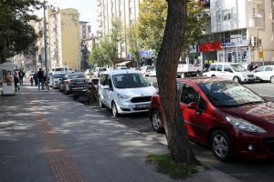 Diyarbakır'da cadde &uuml;zeri ara&ccedil; park yerleri artık &uuml;cretsiz