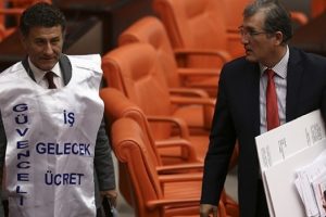 CHP Bursa Milletvekili Sarıbal'dan &ouml;nl&uuml;kl&uuml; protesto