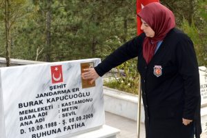 HDP'liler tutuklandı, şehit oğlunun mezarına koştu