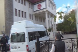 FET&Ouml; zanlılarının yakınlarından muhabire saldırı