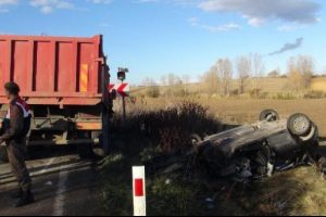 Tekirdağ'da kamyonla, otomobil &ccedil;arpıştı: 2 &ouml;l&uuml;