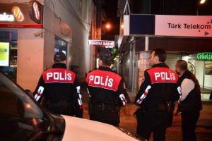 Bing&ouml;l'de 'dur' ihtarına uymayan araca polis ateş a&ccedil;tı: 1 &ouml;l&uuml;