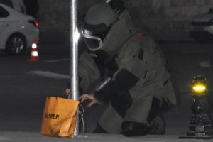 Tarihi jandarma binası &ouml;n&uuml;ne bırakılan kağıt poşet, tedirginlik yarattı