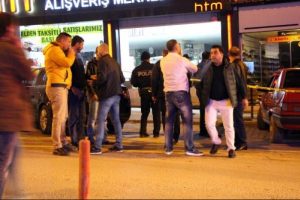 Alkoll&uuml; başkanının t&uuml;feğinden &ccedil;ıkan sa&ccedil;malar Ak Parti binasına isabet etti