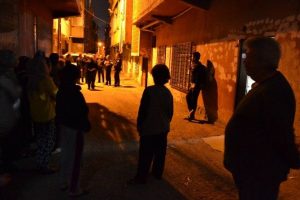 Evlilik fotoğrafını aşağı attıktan sonra intihar etti