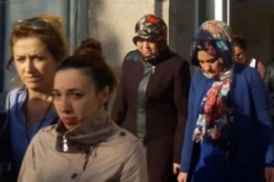 Kadın polis m&uuml;d&uuml;r&uuml;, dolandırıcı 'kadın &ccedil;eteyi' &ccedil;&ouml;kertti