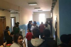 Okulda &ouml;ğretmenlerle sağlık&ccedil;ıların tekme tokat aşı kavgası