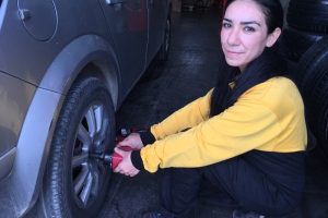 Kuaf&ouml;rl&uuml;ğ&uuml; bıraktı, oto lastik&ccedil;isi oldu