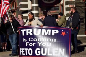 'Trump senin i&ccedil;in geliyor FETO G&uuml;len' pankartı a&ccedil;ıldı
