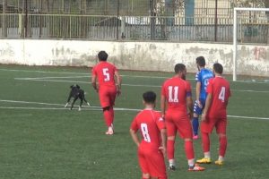 Taraftarların kavgasından ka&ccedil;an k&ouml;pek sahaya atladı