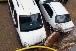Bursa'da istinat duvarı &ccedil;&ouml;kt&uuml;, 2 ara&ccedil; zarar g&ouml;rd&uuml;