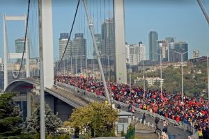 İstanbul '15 Temmuz şehitleri' i&ccedil;in koştu