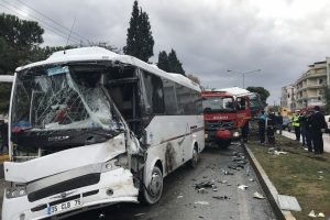 Kamyon otob&uuml;se &ccedil;arptı: 28 yaralı!