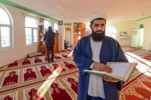 Evini satarak yaptırdığı caminin imamı oldu