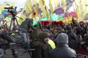 PKK yandaşları Almanya'da ortalığı birbirine kattı