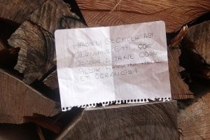 Camiden odun aldı bıraktığı notla duygulandırdı