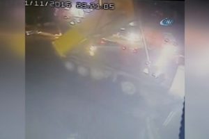 Kadın s&uuml;r&uuml;c&uuml; kamyonla faciaya davetiye &ccedil;ıkardı