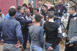 Bursa'da taraftar hakem odasına girmek istedi, polis m&uuml;dahale etti
