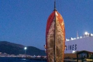 Bursa'da 3 kişiye mezar olan sandal vin&ccedil; yardımı ile denizden &ccedil;ıkartıldı