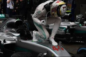 Formula 1'de şampiyonluk son yarışa kaldı