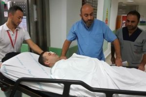 Silahla vurulan hastaya m&uuml;dahale eden doktoru hastanelik ettiler
