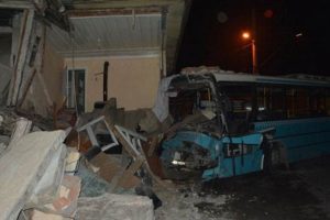 Halk otob&uuml;s&uuml; eve girdi: 6 yaralı
