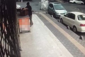 Kağıt toplayıcısı gencin ekmek hırsızlığı kamerada