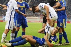 Rakibinin şortunu indiren Dzeko kırmızı kart g&ouml;rd&uuml;