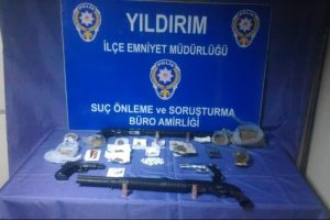 Bursa'da &ccedil;ok miktarda uyuşturucu ve silah ele ge&ccedil;irildi