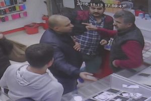 Sahte 600 euro ile telefon almak isterken yakayı ele verdi