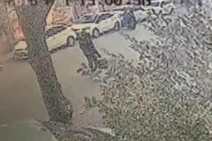 Patlayan paketi taşıyan kurye kamerada