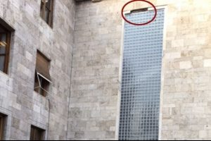 TBMM'de mermer par&ccedil;ası iş&ccedil;inin başına d&uuml;şt&uuml;
