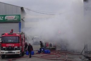 Gebze'da ara&ccedil; tamir servisinde yangın &ccedil;ıktı