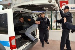 'Savcı' ve 'polis' olarak tanıtan telefon dolandırıcısı su&ccedil;&uuml;st&uuml; yakalandı