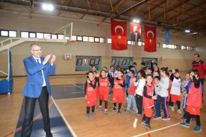 Karacabey Belediye Başkanı &Ouml;zkan, Belediyesporlu miniklerle buluştu